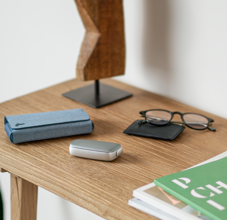 Device, pack of Sobranie sticks and glasses